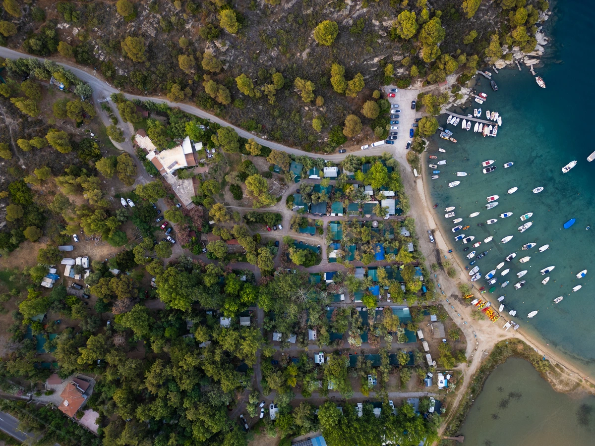 Bungalow confortable avec terrasse en bois