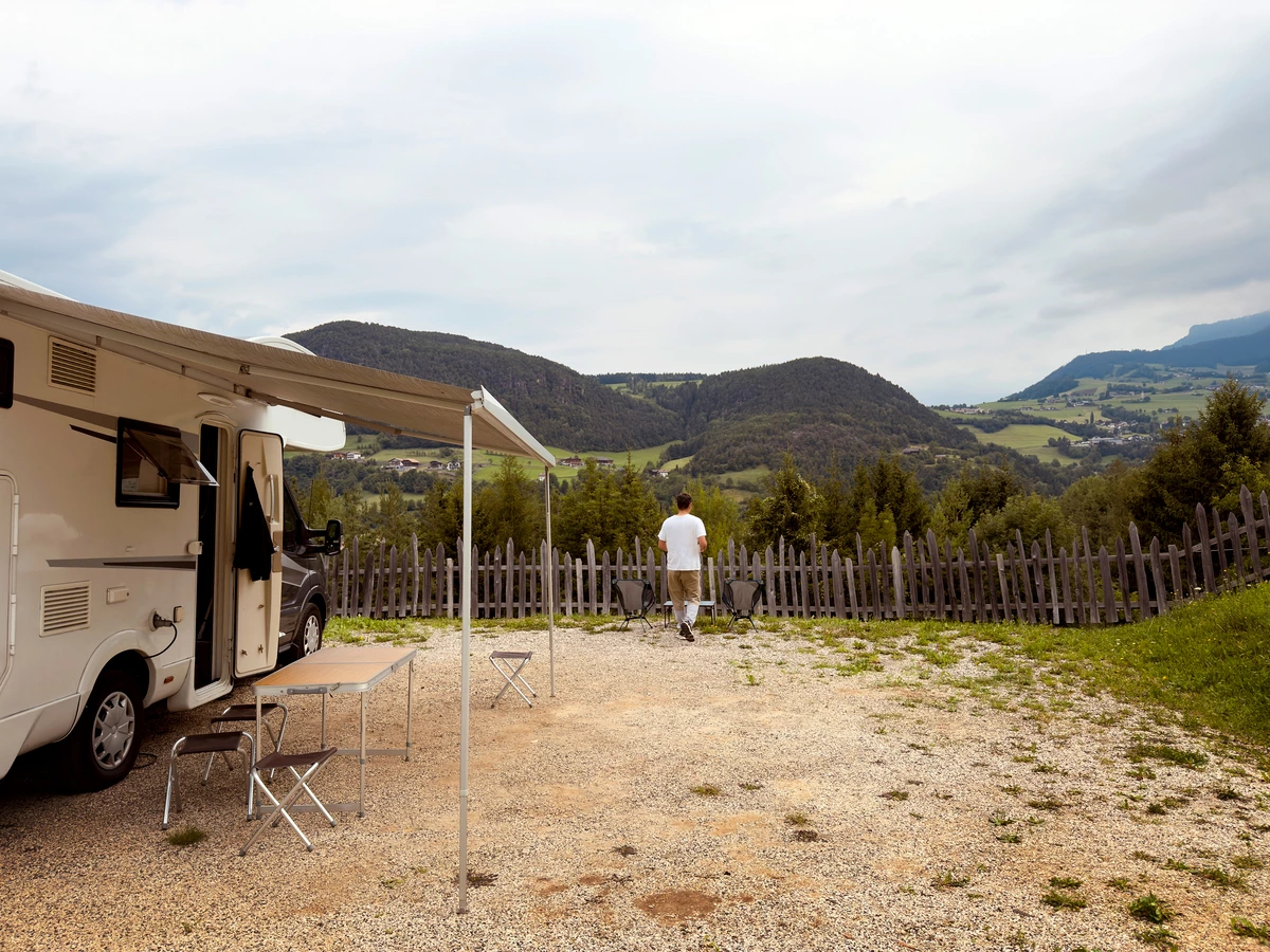 Entrée du camping entourée de pins et de fleurs