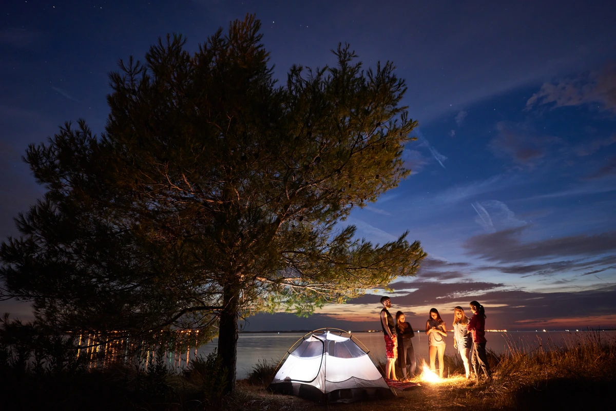 Allée du camping au coucher du soleil